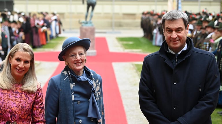 Markus Söder (CSU), Ministerpräsident von Bayern, begrüßt zusammen mit seiner Frau Karin Baumüller-Söder (li.) Königin Margrethe II. von Dänemark an der Residenz München: Sie hatte zuvor die Hauptstadt besucht.
