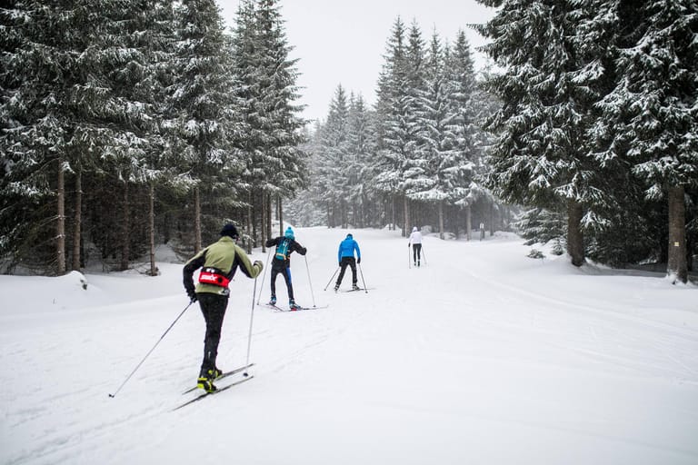Skilangläufer in Bedrichov im tschechischen Isergebirge: Seit Mitte November zählt Tschechien wieder zu den Hochrisikogebieten.