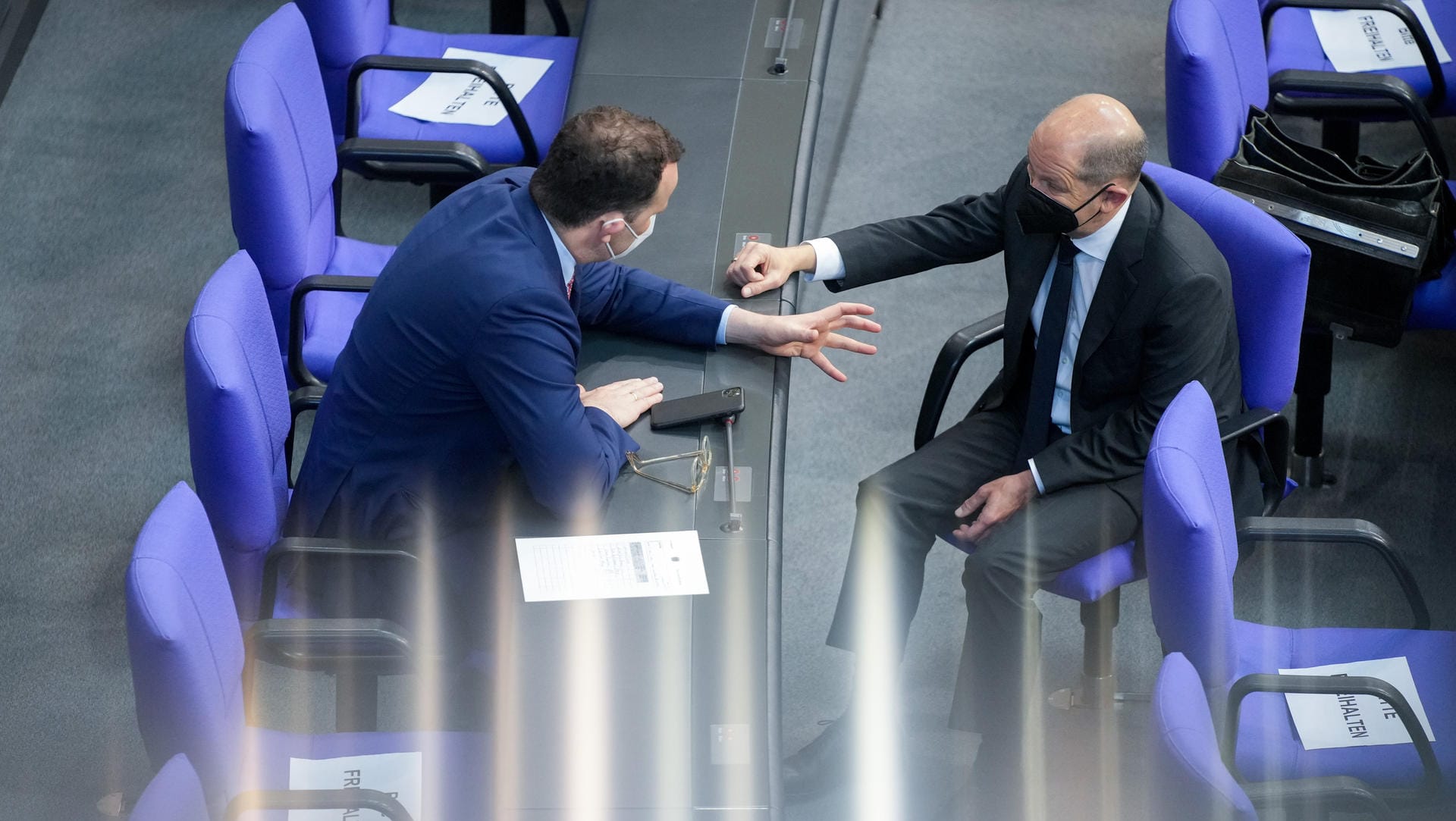 Fast-Kanzler Olaf Scholz mit Noch-Gesundheitsminister Jens Spahn im Bundestag.