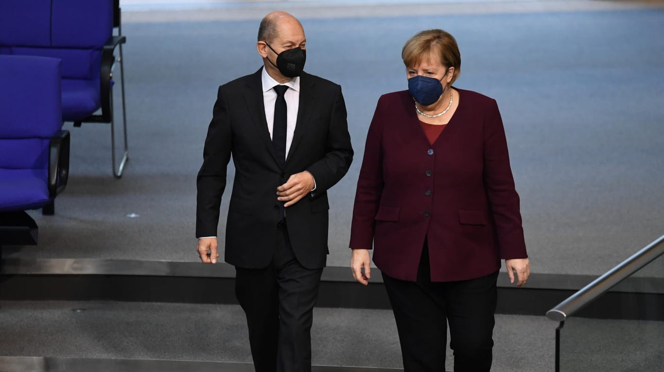Olaf Scholz mit Angela Merkel: "Leadership" oder Trippelschritte?