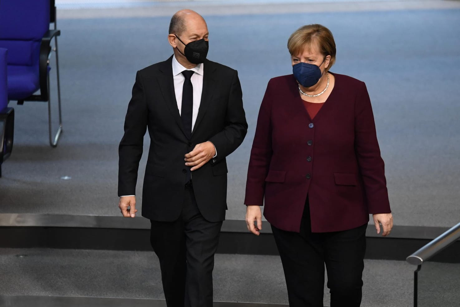 Olaf Scholz mit Angela Merkel: "Leadership" oder Trippelschritte?