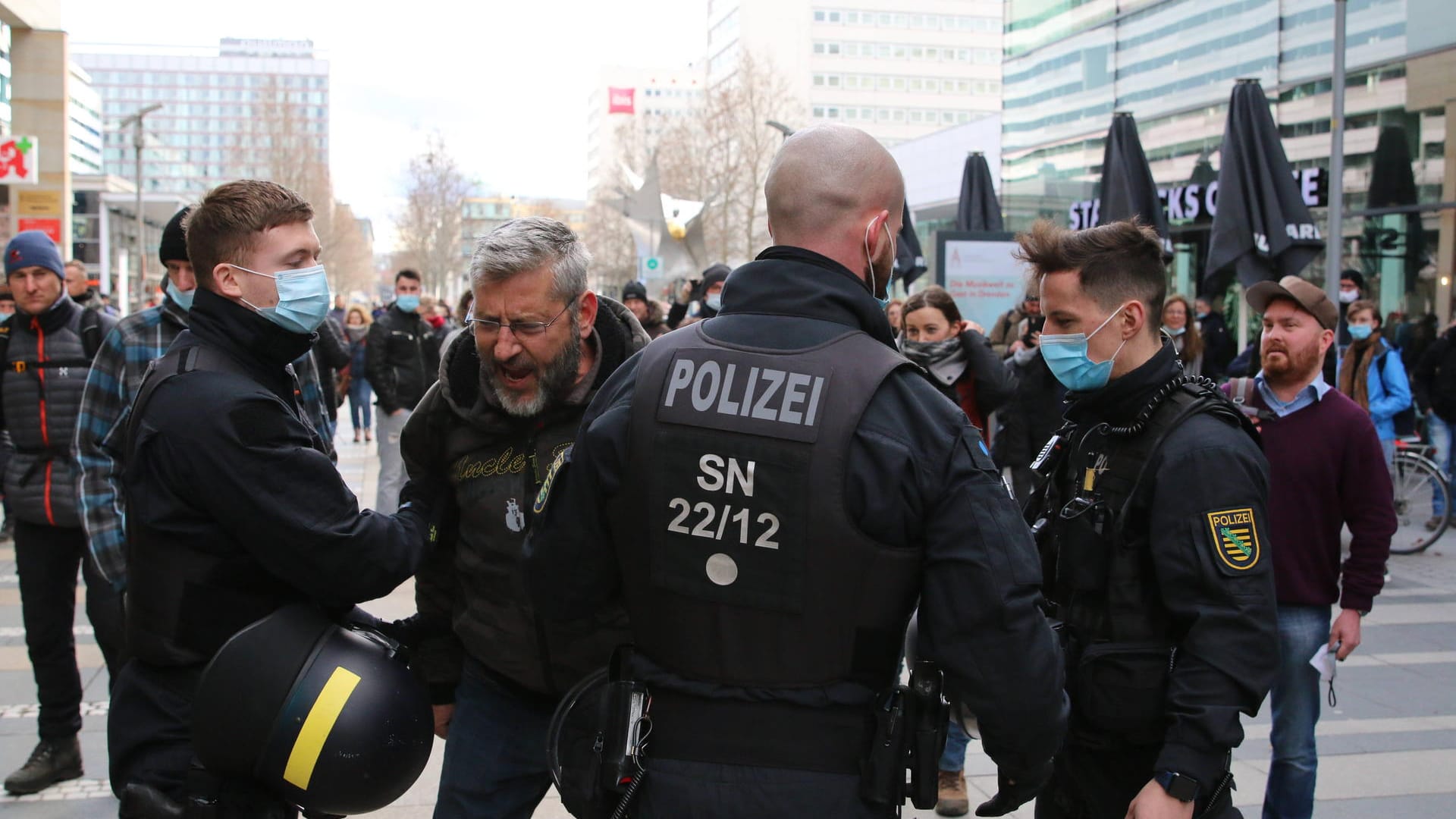 Querdenken-Demo in Sachsen (Symbolbild): Immer wieder kommt es mittlerweile auch zu körperlichen Angriffen der Querdenker gegen Ärzte oder medizinisches Personal.