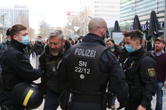 Querdenken-Demo in Sachsen (Symbolbild): Immer wieder kommt es mittlerweile auch zu körperlichen Angriffen der Querdenker gegen Ärzte oder medizinisches Personal.