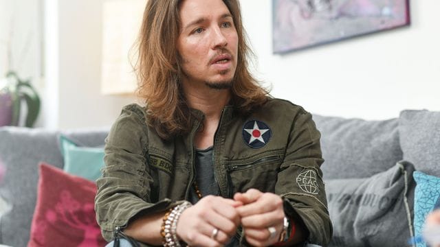Sänger Gil Ofarim bei einem Interview: Nach Antisemitismusvorwürfen gegen ein Hotel in Leipzig sind nun die Überwachungsvideos ausgewertet worden. Sänger Gil Ofarim bei einem Interview: Nach Antisemitismusvorwürfen gegen ein Hotel in Leipzig sind nun die Überwachungsvideos ausgewertet worden.
