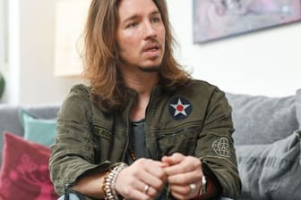 Sänger Gil Ofarim bei einem Interview: Nach Antisemitismusvorwürfen gegen ein Hotel in Leipzig sind nun die Überwachungsvideos ausgewertet worden.