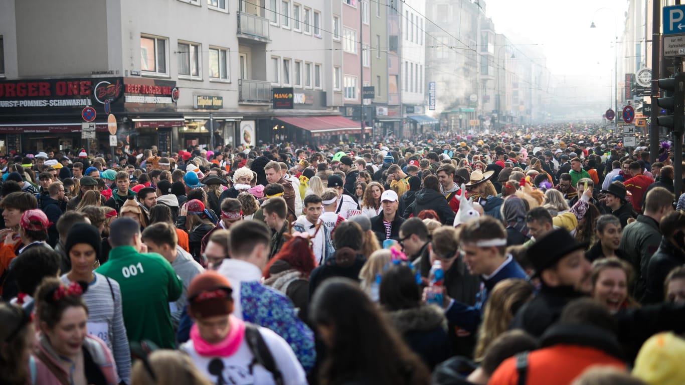 Zülpicher Viertel in Köln: Auf der beliebten Partymeile feierten Tausende junge Leute den Karnevalsauftakt.