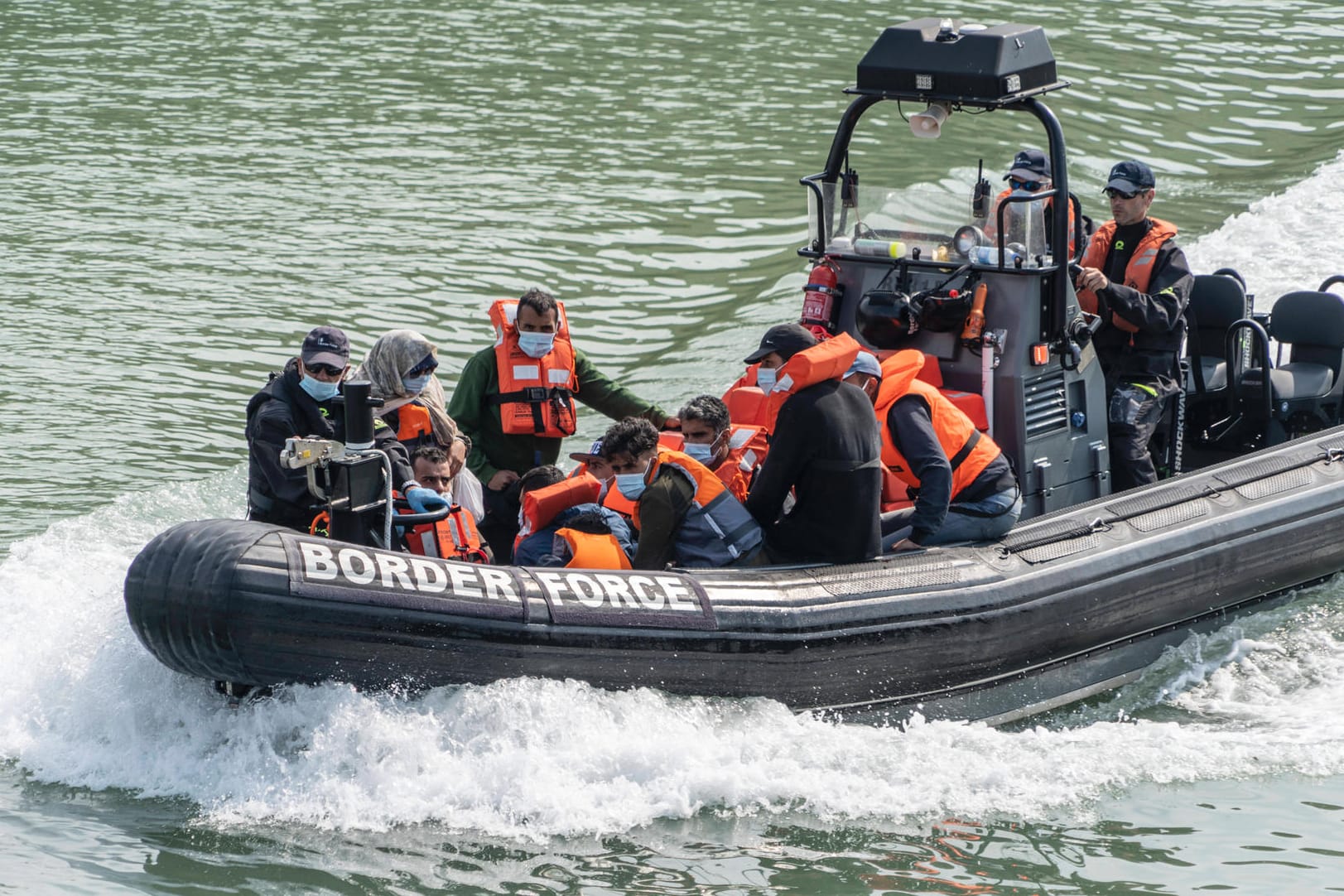 Eine Gruppe von Migranten überquert den Ärmelkanal (Archivbild): Dutzende gerieten in Seenot.