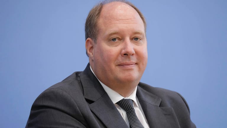 Helge Braun bei einer Pressekonferenz: Der Kanzleramtschef greift nach dem CDU-Vorsitz.
