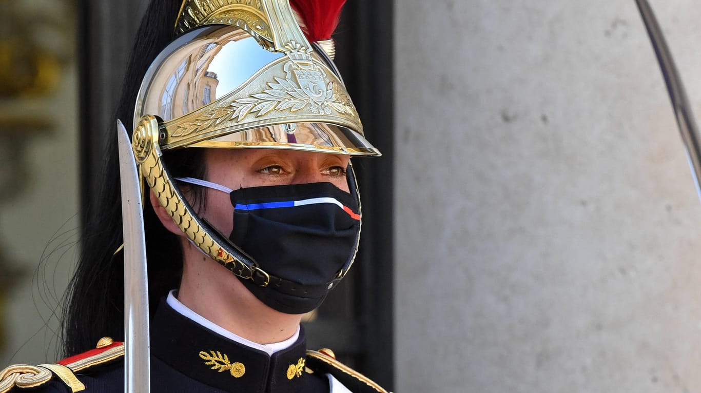 Eine Wache vor dem Elysée-Palast (Symbolbild): Im Amtssitz des französischen Präsidenten soll eine Soldatin vergewaltigt worden sein.