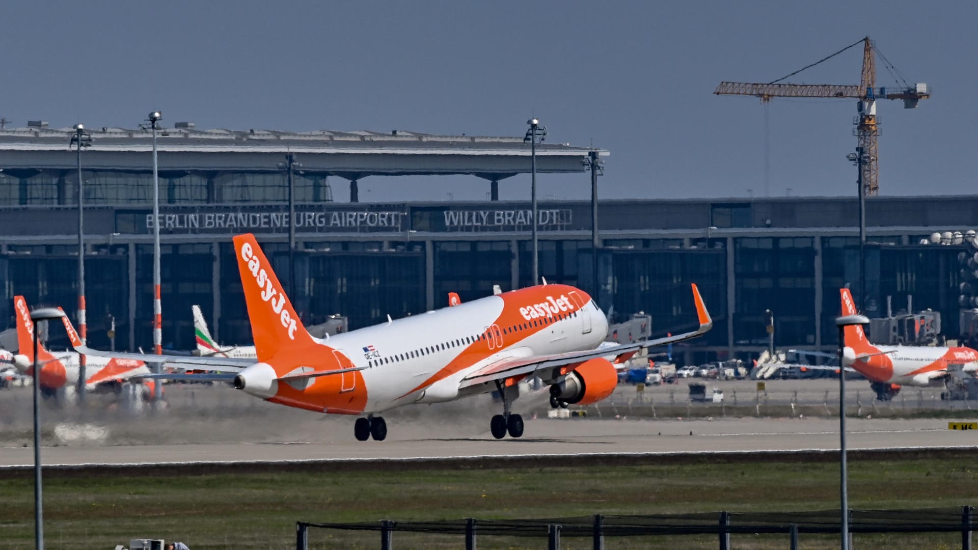 Ein Passagierflugzeug im Abflug von der südlichen Start- und Landebahn des Hauptstadtflughafens Berlin Brandenburg BER (Archivbild): Ab Dezember will der Flughafen von beiden Bahnen Gebrauch machen.