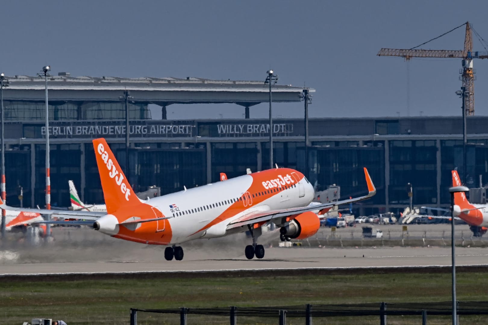 Ein Passagierflugzeug im Abflug von der südlichen Start- und Landebahn des Hauptstadtflughafens Berlin Brandenburg BER (Archivbild): Ab Dezember will der Flughafen von beiden Bahnen Gebrauch machen.