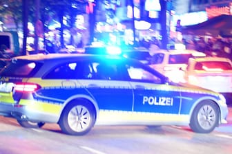 Eine Polizeistreife während der Fahrt (Archivbild): In Dortmund haben drei Männer einen Busfahrer verprügelt.