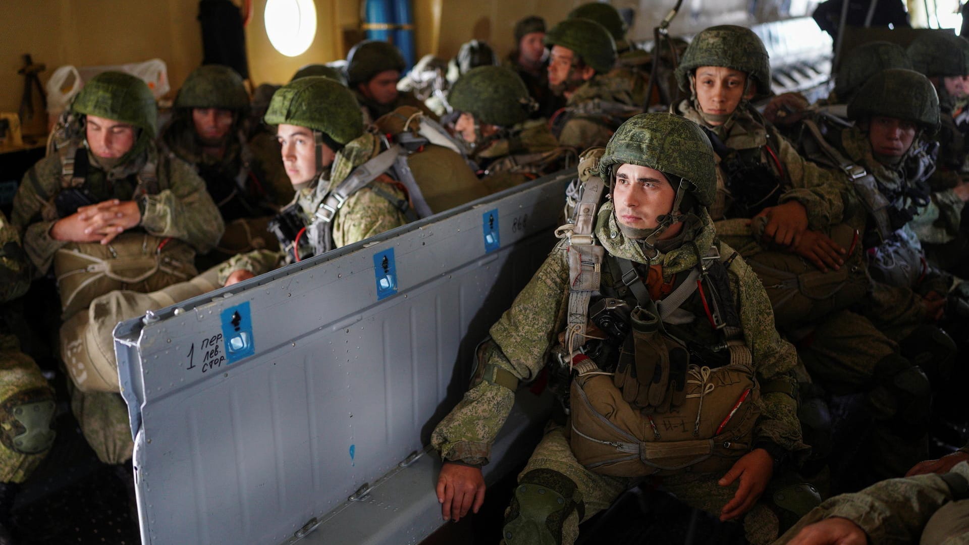 Russische Fallschirmspringer: Belarus und Russland haben gemeinsame Militärübungen nahe der polnischen Grenze bekannt gegeben. Russische Fallschirmspringer: Belarus und Russland haben gemeinsame Militärübungen nahe der polnischen Grenze bekannt gegeben.