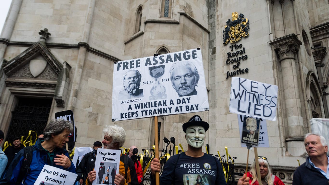 Demonstration für Julian Assange in London: Der Whistleblower will sein Ja-Wort geben.