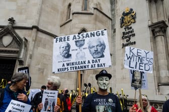 Demonstration für Julian Assange in London: Der Whistleblower will sein Ja-Wort geben.