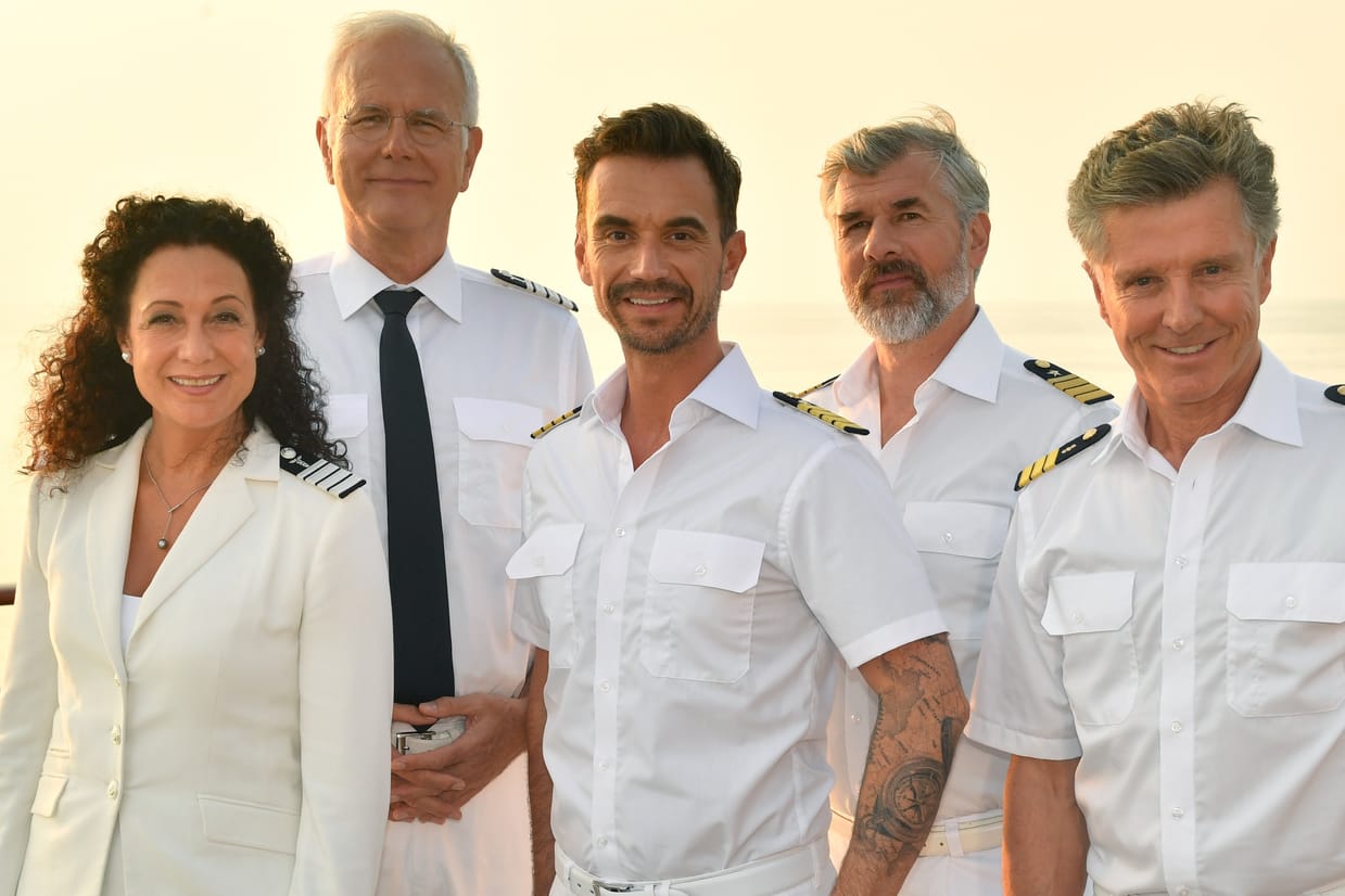 Eine der "Traumschiff"-Crews der letzten Jahre: Hanna Liebhold (Barbara Wussow), Oskar Schifferle (Harald Schmidt), Kapitän Max Parger (Florian Silbereisen), Staff-Kapitän Martin Grimm (Daniel Morgenroth) und Doktor Sander (Nick Wilder).