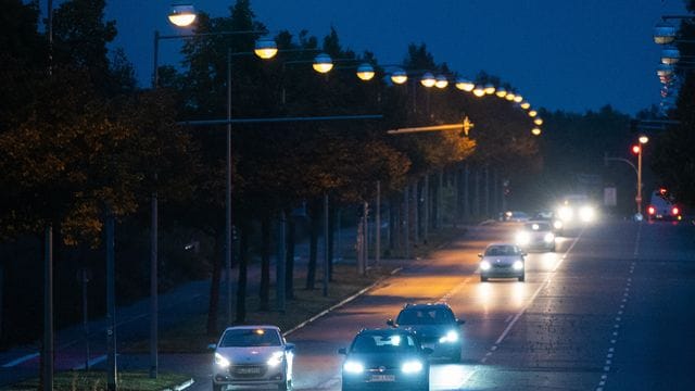 Morgens wird es später hell, abends früher dunkel: Autofahren im Herbst und Winter birgt besondere Herausforderungen - gerade auch für ältere Verkehrsteilnehmer.