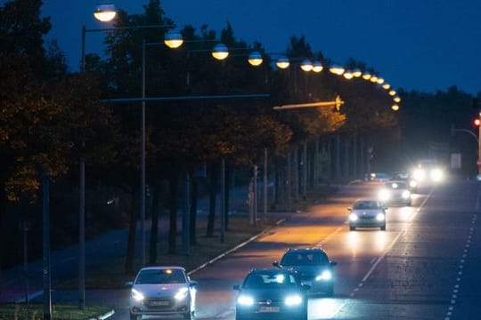 Morgens wird es später hell, abends früher dunkel: Autofahren im Herbst und Winter birgt besondere Herausforderungen - gerade auch für ältere Verkehrsteilnehmer.