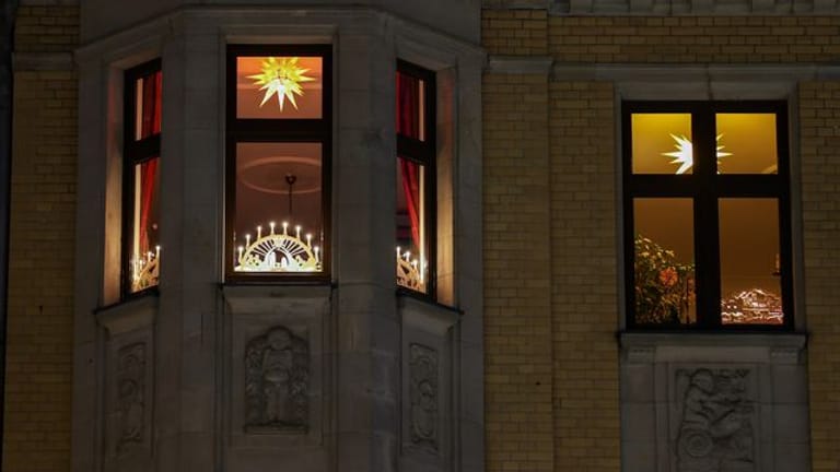 Festliche Beleuchtung: In den Wochen vor Weihnachten sorgen in vielen Wohnungen viele besondere Lichter für adventliche Stimmung.