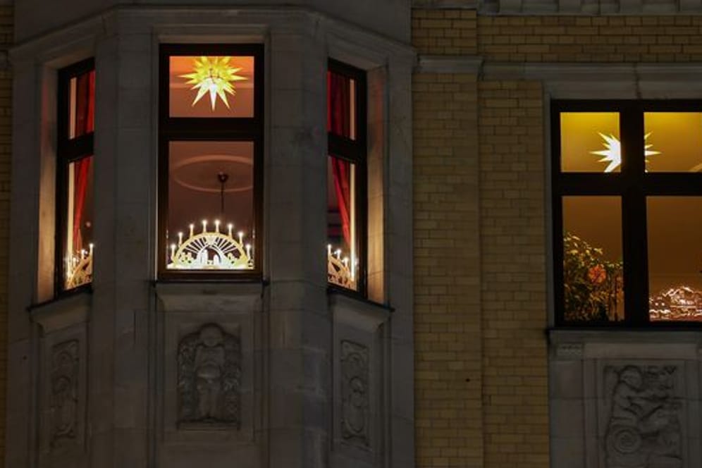 Festliche Beleuchtung: In den Wochen vor Weihnachten sorgen in vielen Wohnungen viele besondere Lichter für adventliche Stimmung.