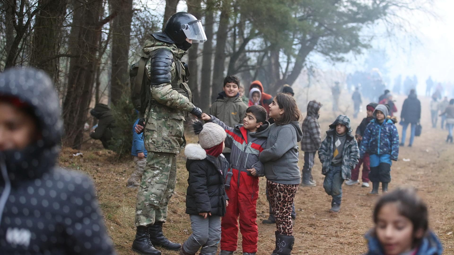 Belarussische Soldaten an der Grenze zu Polen: Dem Regime wird vorgeworfen, gezielt Migranten nach Polen zu schleusen.