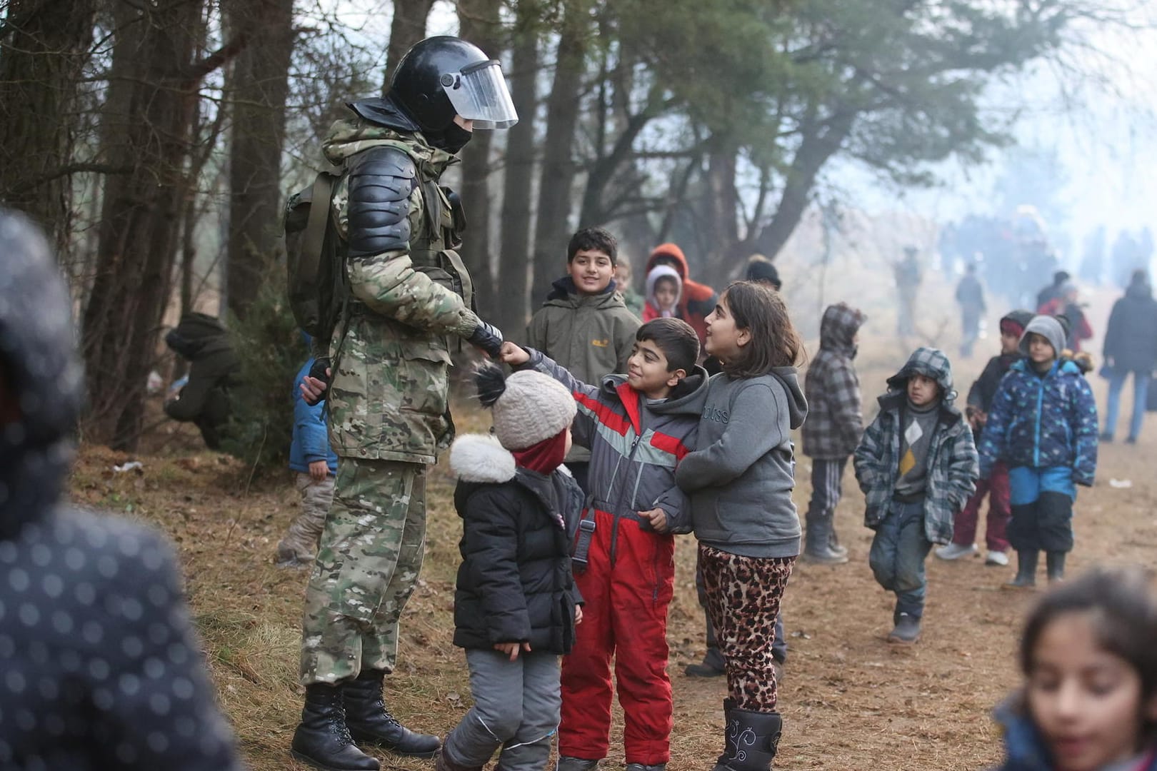 Belarussische Soldaten an der Grenze zu Polen: Dem Regime wird vorgeworfen, gezielt Migranten nach Polen zu schleusen.