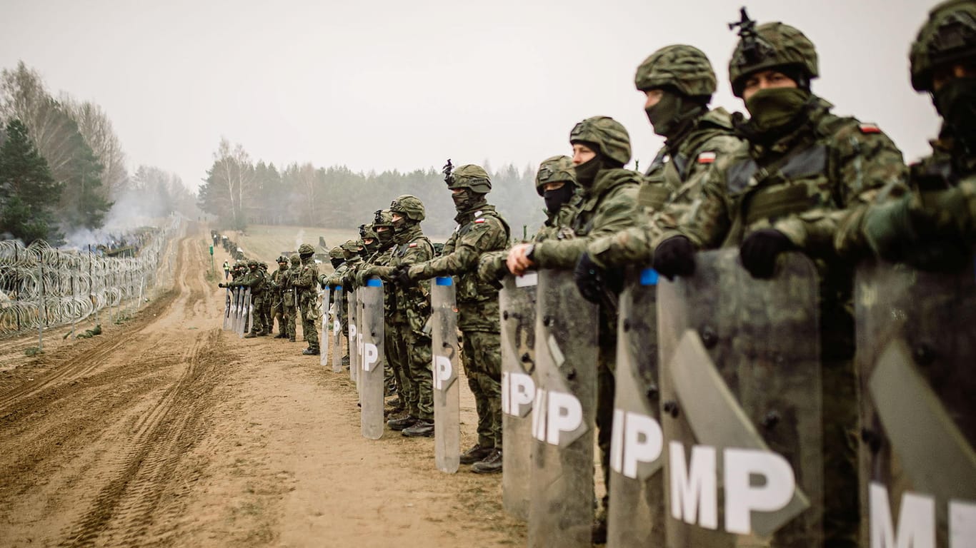 Polnische Soldaten im Grenzgebiet: Mittlerweile sollen 15.000 Streitkräfte die Grenze nach Belarus sichern.