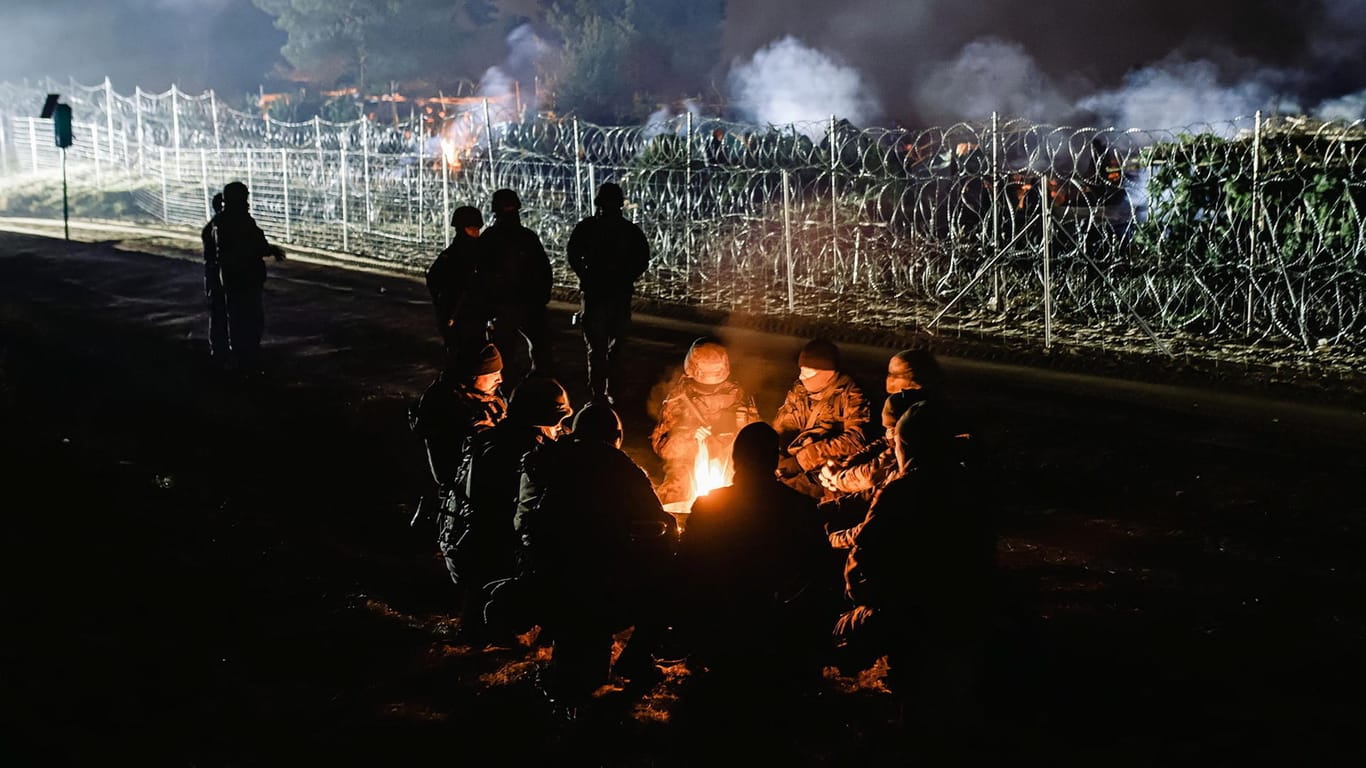 Migranten wärmen sich an einem Lagerfeuer am Grenzübergang Kuznica: Die Menschen haben dort mit den niedrigen Temperaturen zu kämpfen.