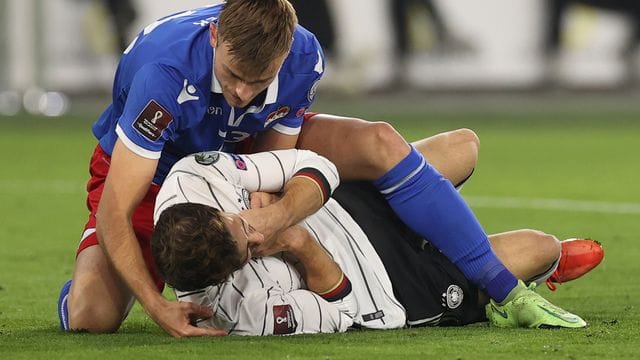 Jens Hofer aus Liechtenstein (l) beugt sich über den gefoulten Leon Goretzka aus Deutschland. Jens Hofer aus Liechtenstein (l) beugt sich über den gefoulten Leon Goretzka aus Deutschland.
