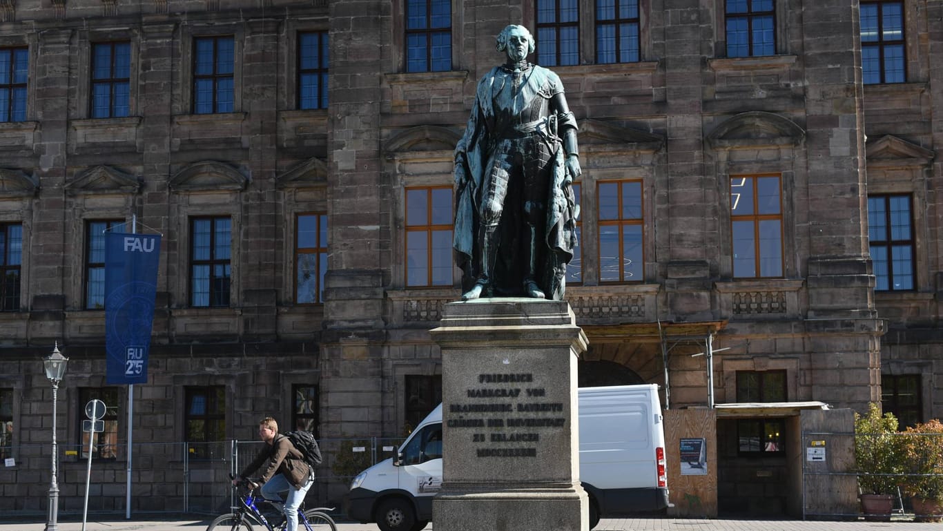 Statue von Friedrich Markgraf von Brandenburg, einem der Gründer der Universität Erlangen-Nürnberg (Symbolbild): Dort soll bald für Studierende die 2G-Regel gelten.