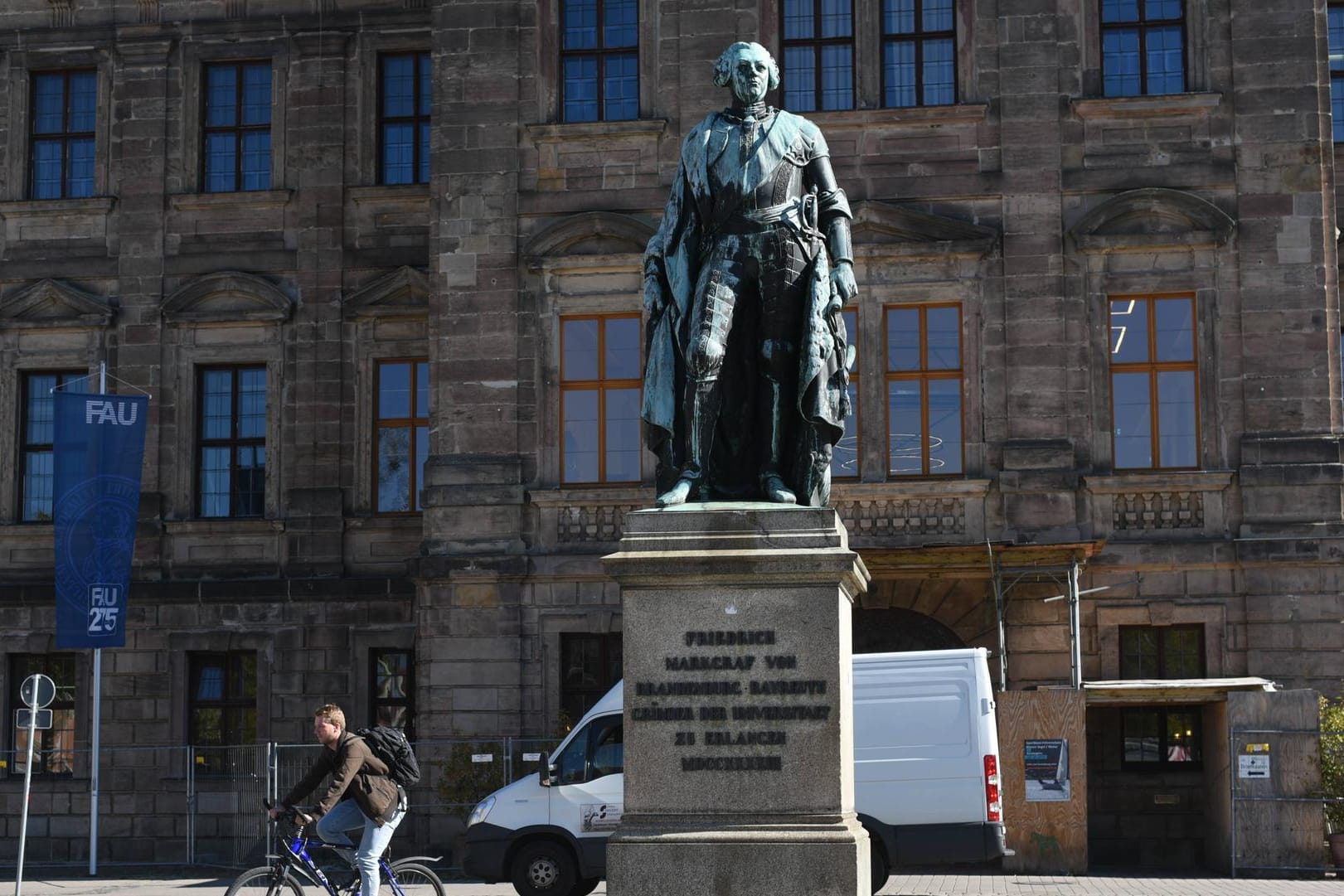 Statue von Friedrich Markgraf von Brandenburg, einem der Gründer der Universität Erlangen-Nürnberg (Symbolbild): Dort soll bald für Studierende die 2G-Regel gelten.