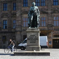 Statue von Friedrich Markgraf von Brandenburg, einem der Gründer der Universität Erlangen-Nürnberg (Symbolbild): Dort soll bald für Studierende die 2G-Regel gelten.