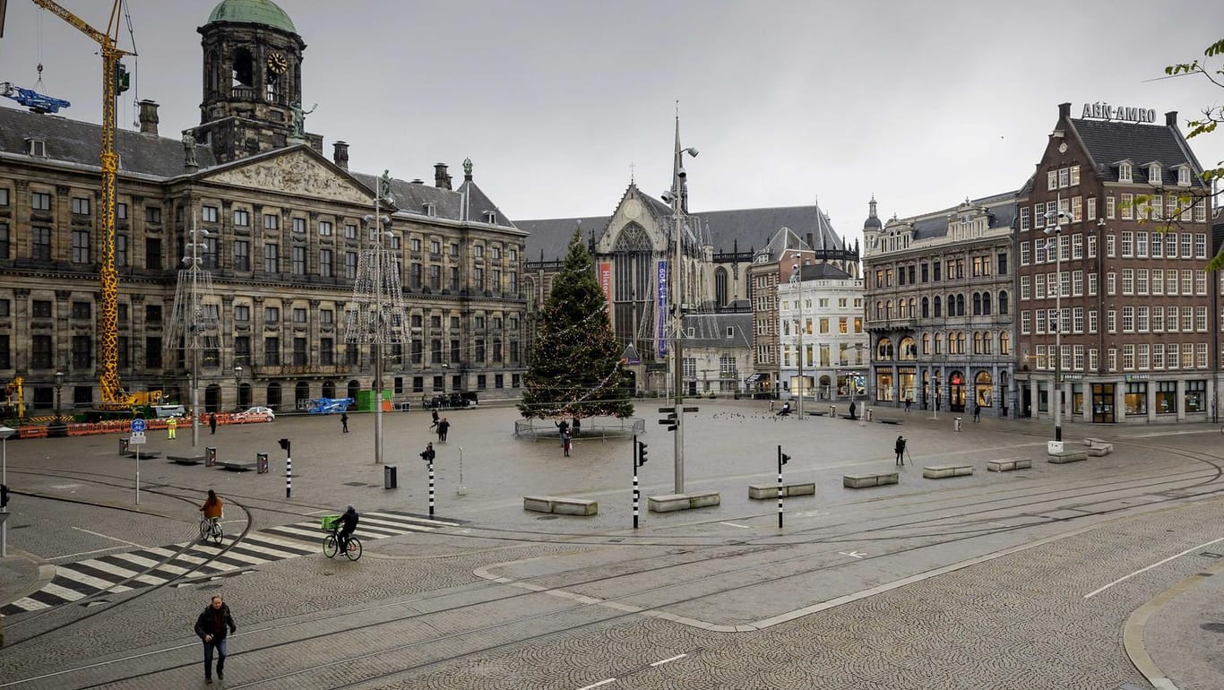 Ein fast menschenleeres Amsterdam: Die niederländische Regierung hat erneut einen Teil-Lockdown verhängt.