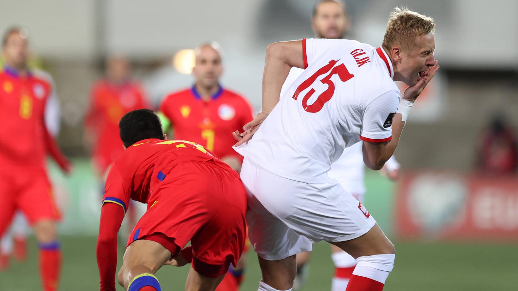 Ricardo Fernandez (l.) trifft Kamil Glik im Gesicht: Für diese Aktion gab es eine schnelle Rote Karte. Ricardo Fernandez (l.) trifft Kamil Glik im Gesicht: Für diese Aktion gab es eine schnelle Rote Karte.