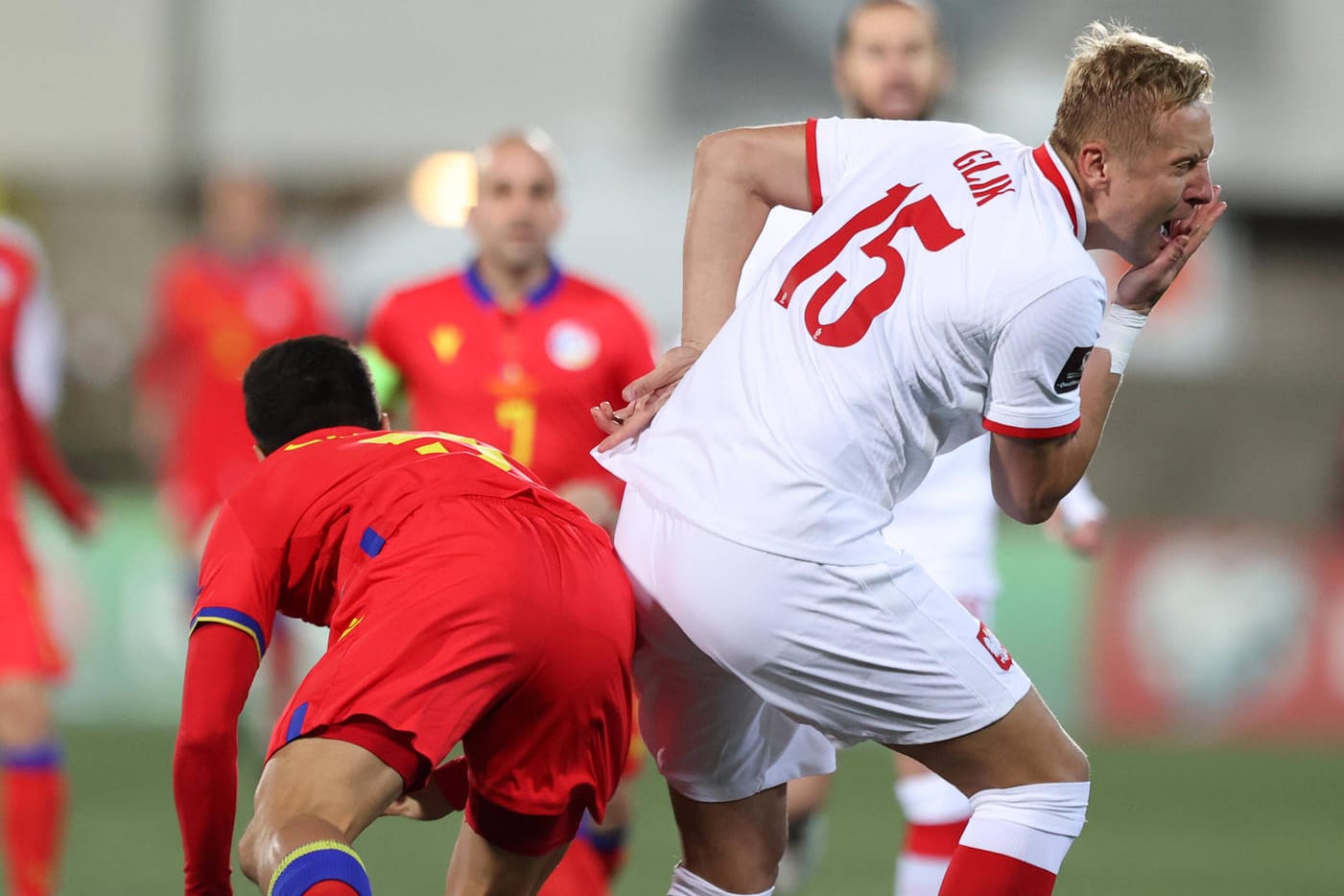 Ricardo Fernandez (l.) trifft Kamil Glik im Gesicht: Für diese Aktion gab es eine schnelle Rote Karte.