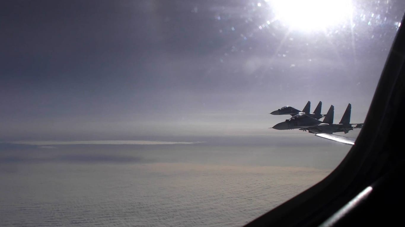 Russische Kampfflugzeuge geleiten einen Bomber im belarussischen Luftraum: Auch über der Nordsee wurden zwei russische Bomber abgefangen.