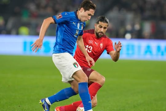 Federico Chiesa (l) aus Italien kämpft gegen den Schweizer Ricardo Rodriguez um den Ballbesitz.