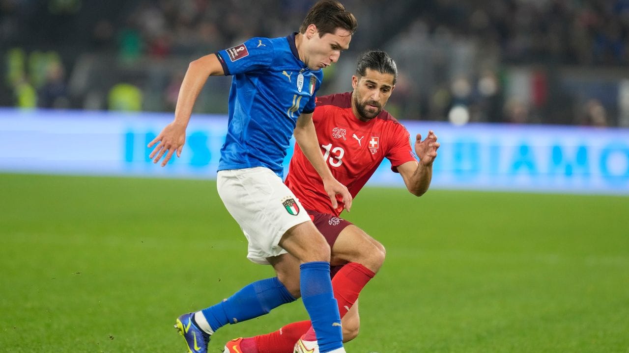 Federico Chiesa (l) aus Italien kämpft gegen den Schweizer Ricardo Rodriguez um den Ballbesitz.