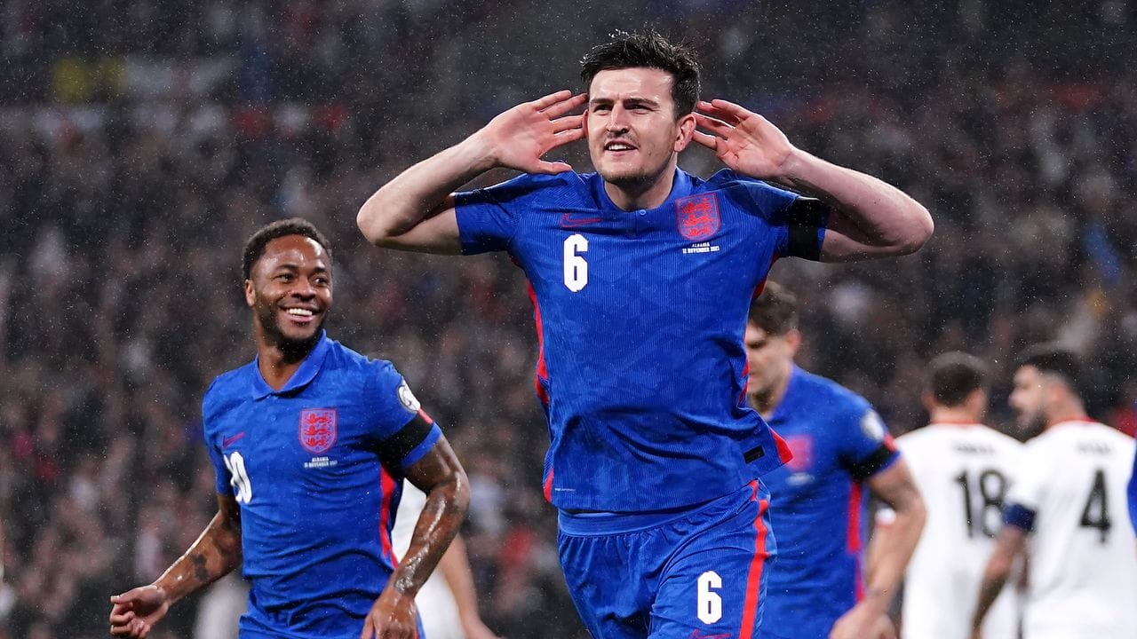 Englands Harry Maguire (M) jubelt übver sein Tor zum 1:0-Führung gegen Albanien.