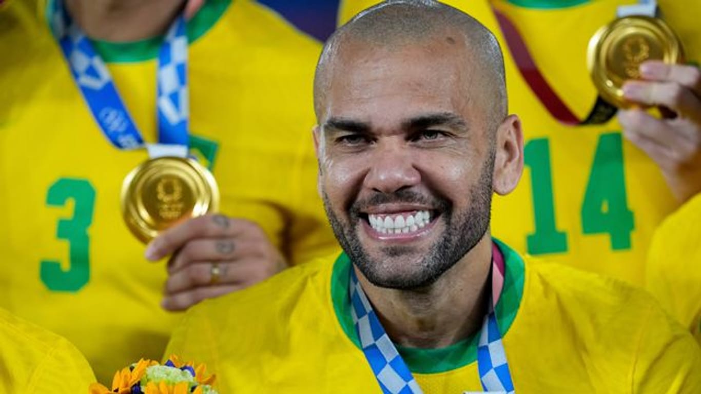 Brasiliens Dani Alves jubelt mit der Goldmedaille.