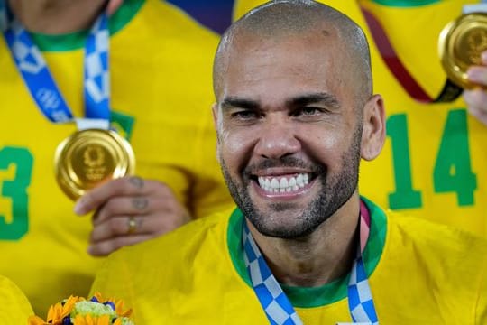 Brasiliens Dani Alves jubelt mit der Goldmedaille.