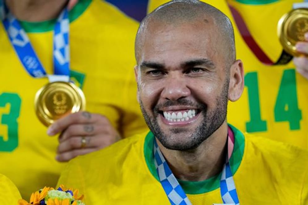 Brasiliens Dani Alves jubelt mit der Goldmedaille.