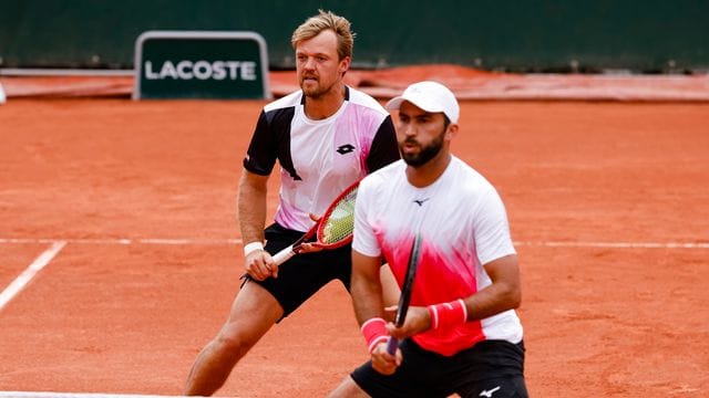 Kevin Krawietz (l) im Doppel mit dem Rumänen Horia Tecau.