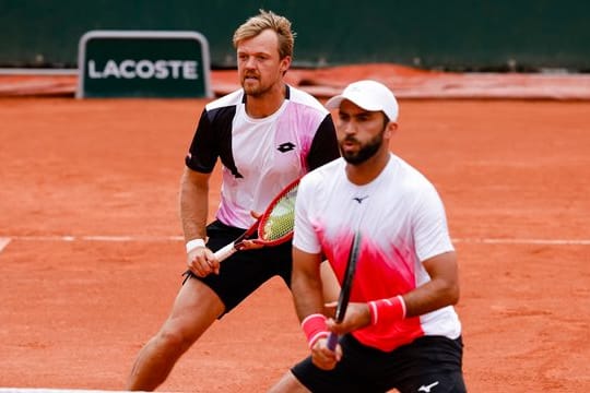 Kevin Krawietz (l) im Doppel mit dem Rumänen Horia Tecau.