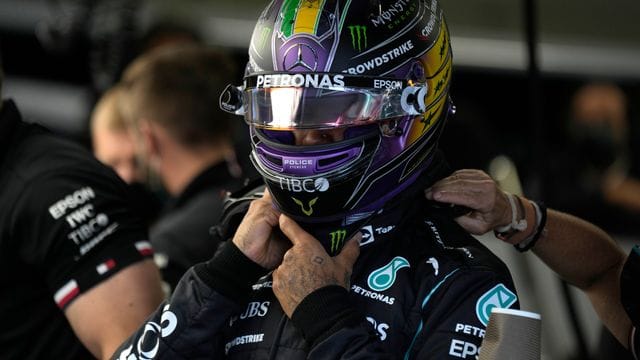 Der britische Mercedes-Pilot Lewis Hamilton bereitet sich vor.