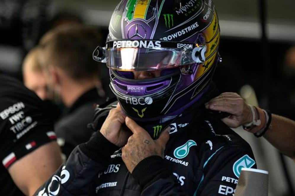 Der britische Mercedes-Pilot Lewis Hamilton bereitet sich vor.