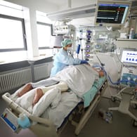 Ein Covid-Patient wird auf einer Intensivstation in Gera (Thüringen) behandelt: Im Osten Deutschlands sind viele Kliniken einem Bericht zufolge bereits überlastet.