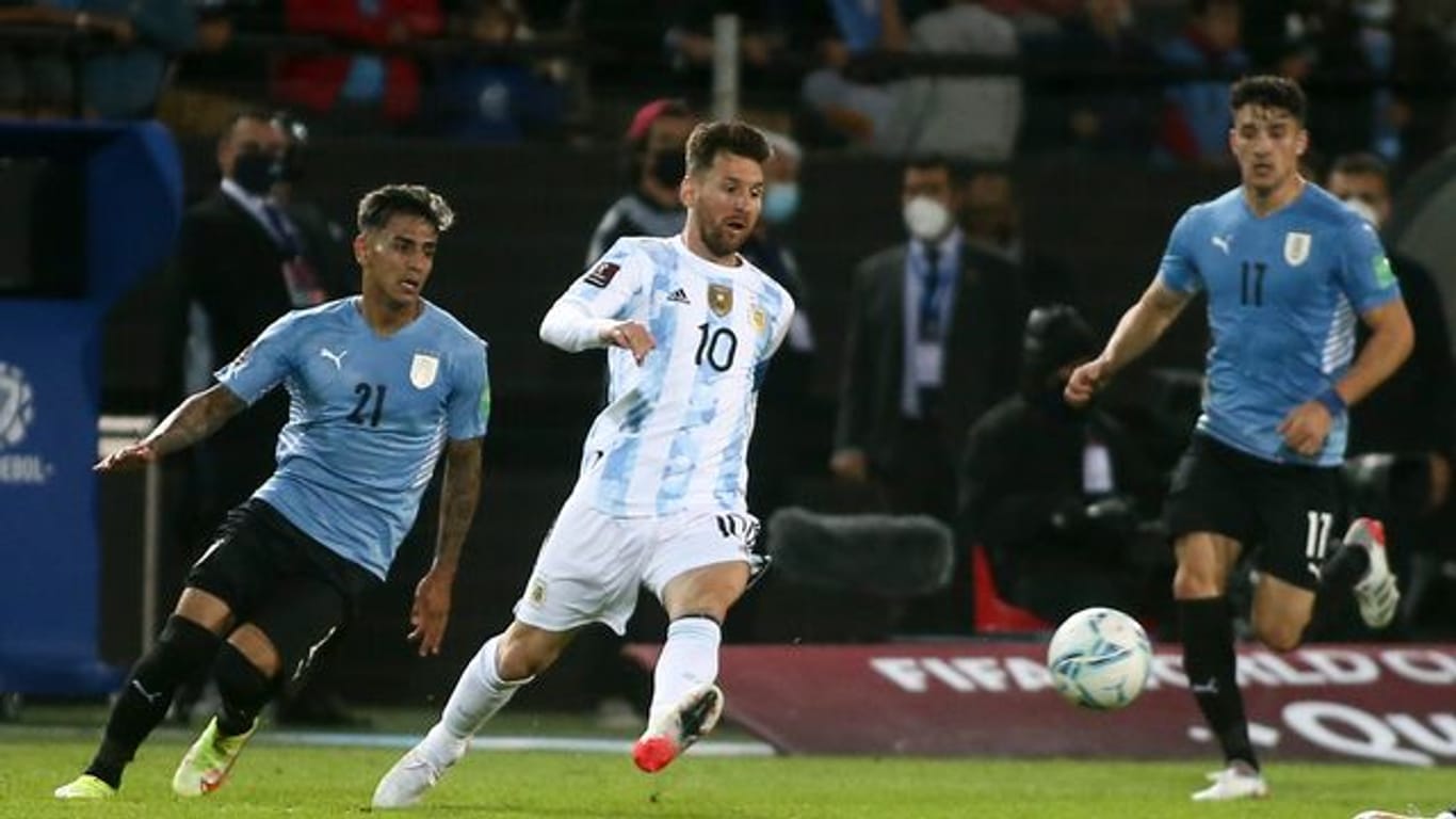 Die argentinische Auswahl um Superstar Lionel Messi (M.