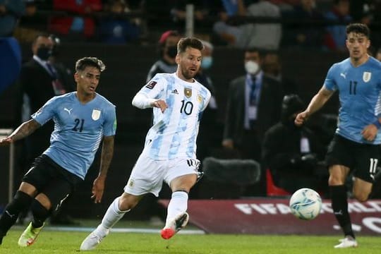 Die argentinische Auswahl um Superstar Lionel Messi (M.