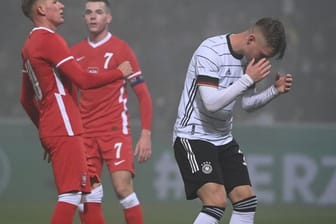 Das deutsche U21-Team um Luca Netz (r) verlor klar gegen Polen.
